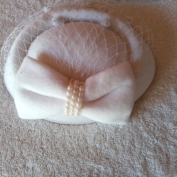 Zivyes Fascinators White Felt Now Beads Net Derby Tea Hat Clip Band New - Picture 4 of 5